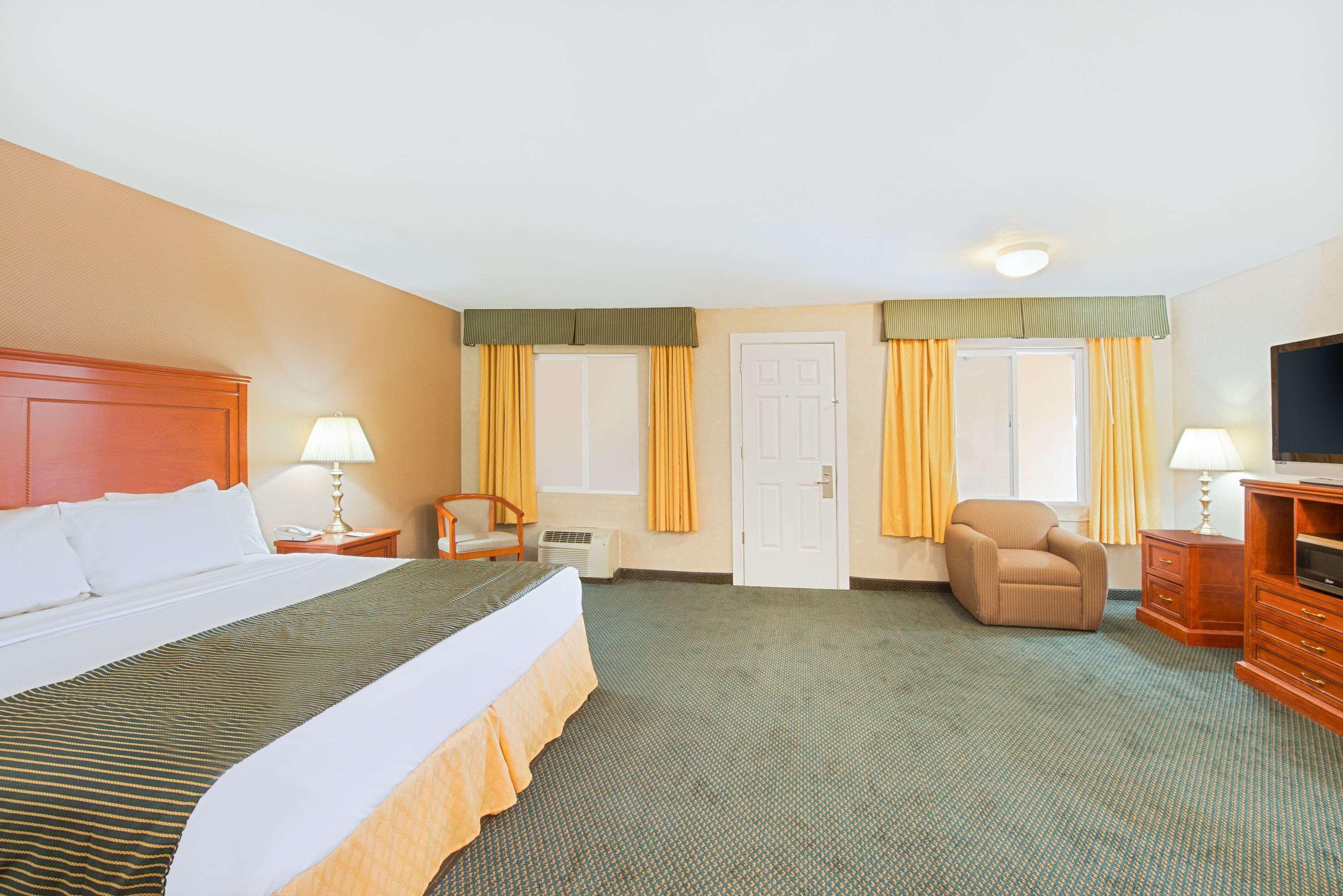 Ramada By Wyndham Flagstaff East Hotel Eksteriør billede