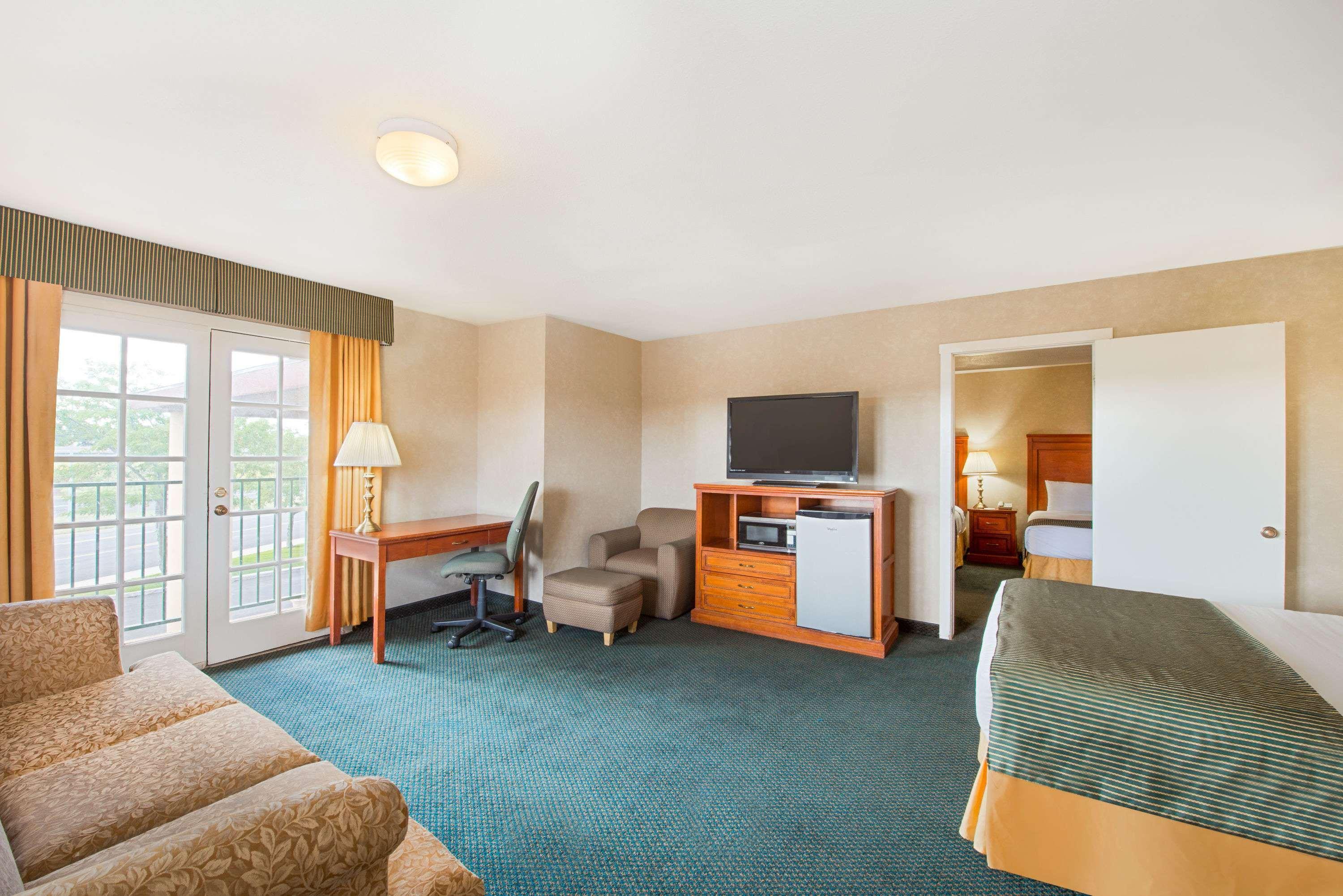 Ramada By Wyndham Flagstaff East Hotel Eksteriør billede