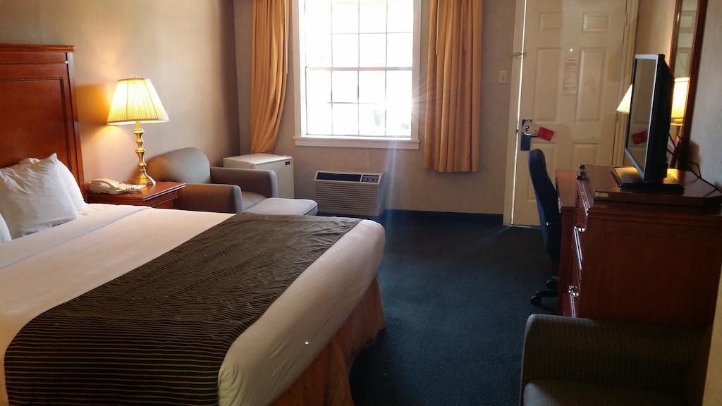 Ramada By Wyndham Flagstaff East Hotel Eksteriør billede